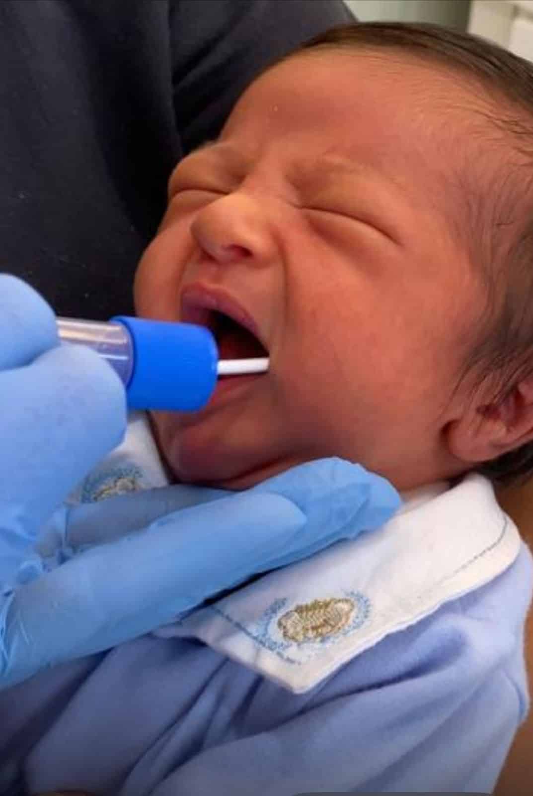 Coleta de saliva sendo feita em um bebê com o swab do kit
