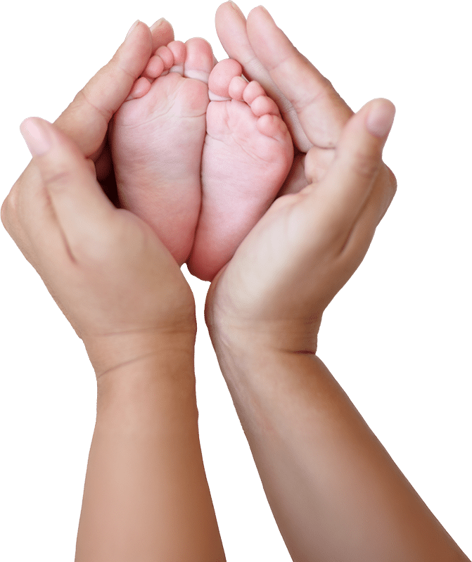 Mãos segurando os pés de um bebê recém-nascido